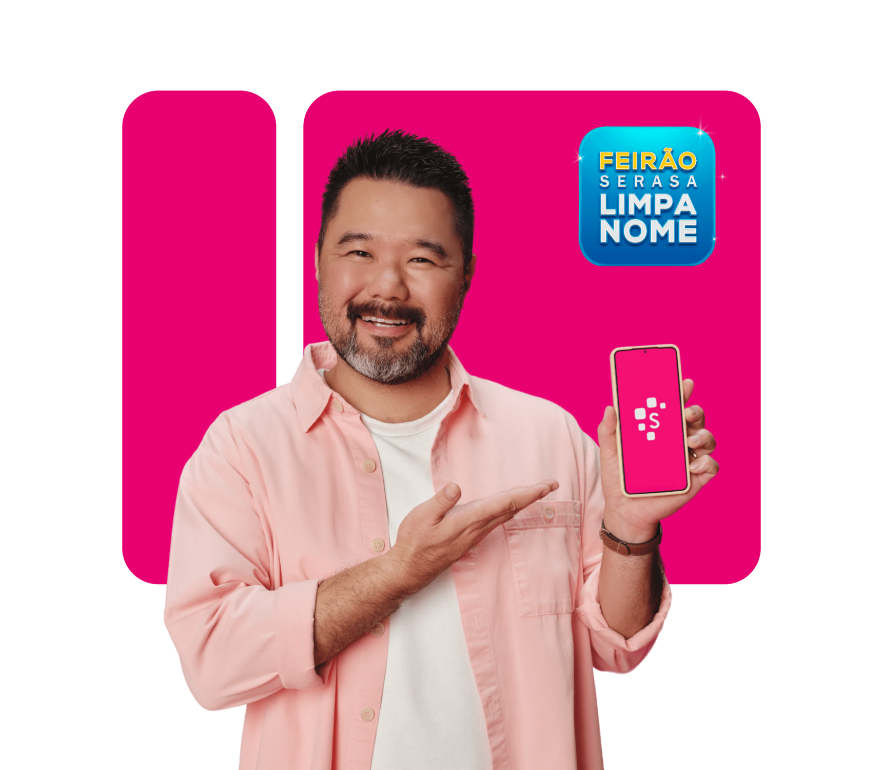 Homem de cabelos curtos e barba grisalha, sorrindo em direção à câmera enquanto segura um smartphone com tela cor-de-rosa com o logotipo da Serasa