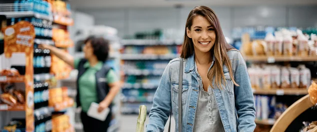 Mulher no supermercado indo fazer compras para ilustrar o artigo sobre compra coletiva