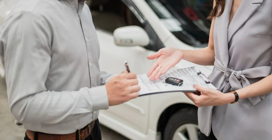 Negócio automotivo, venda de carros ou conceito de aluguel : Cliente feliz com agente de revendedor de carros fazendo acordo e assinando contrato de contrato de acordo em showroom de automóveis ou escritório de revendedor de carros.