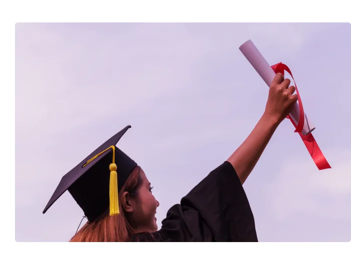 Pós-graduação de trás da vista levantou as mãos e comemorando com o certificado na mão e sentindo-se tão orgulhoso e feliz no dia da formatura, Conceito de sucesso educacional