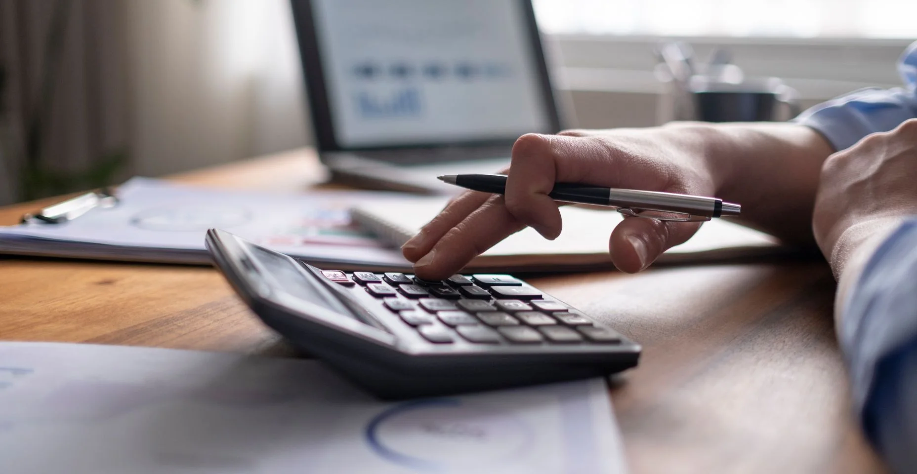 Conceito de contabilidade empresarial, Homem de negócios usando calculadora com laptop de computador, orçamento e papel de empréstimo no escritório.