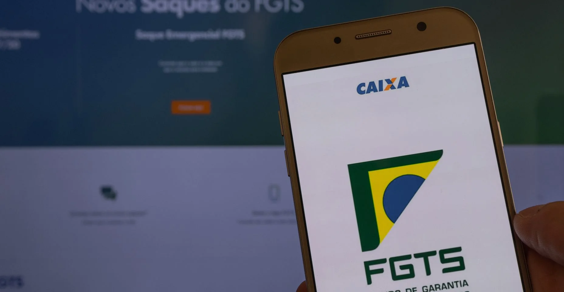 Aplicação do FGTS (Fundo Garantidor do Brasil) na tela do smartphone nas notas monetárias brasileiras