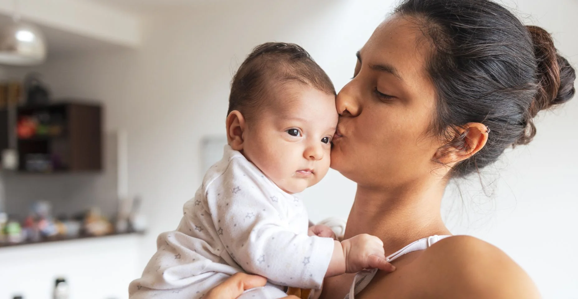 Mãe e bebê em casa