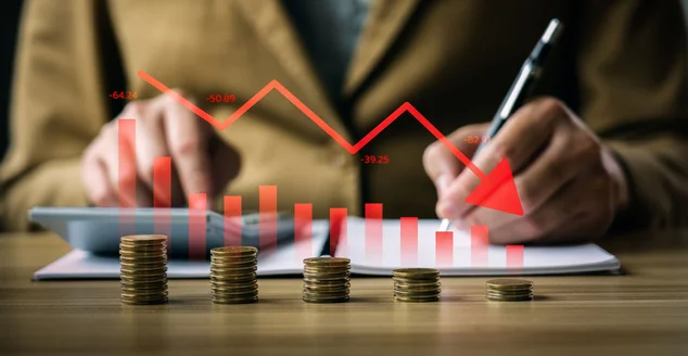 Conceito de crise econômica, empresário com gráfico financeiro em queda devido à recessão global. Queda do mercado de ações, inflação, crise financeira, queda da renda no PIB, redução de capital