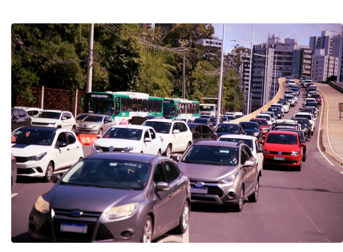 Rua cheia de carros