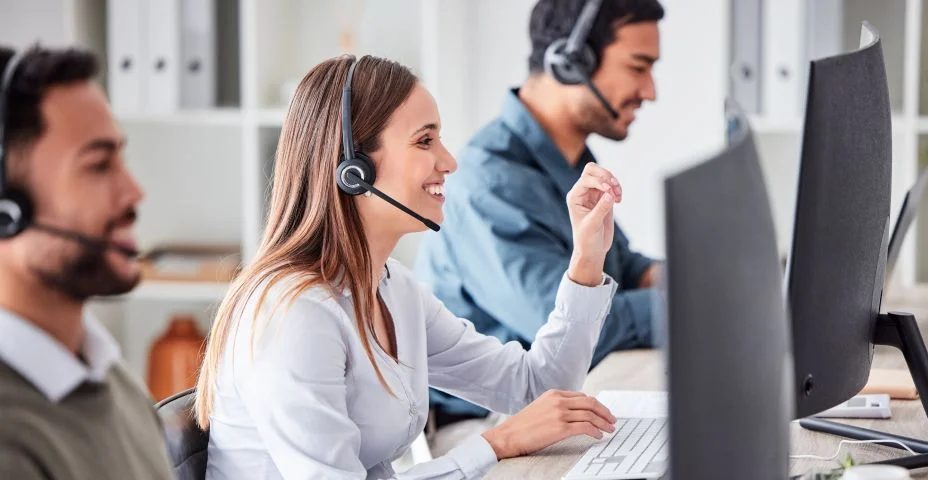 Foto cortada de uma atraente jovem agente de call center trabalhando em seu escritório