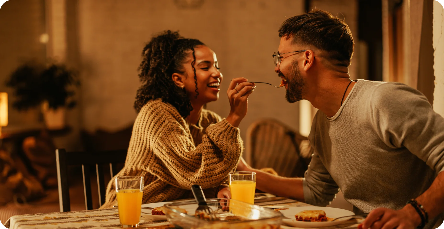 Casal tendo um jantar rômantico