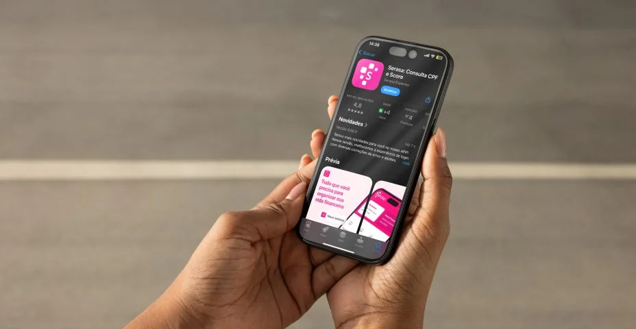 mulher segurando o celular, com o app da apple store, aberto no app da serasa