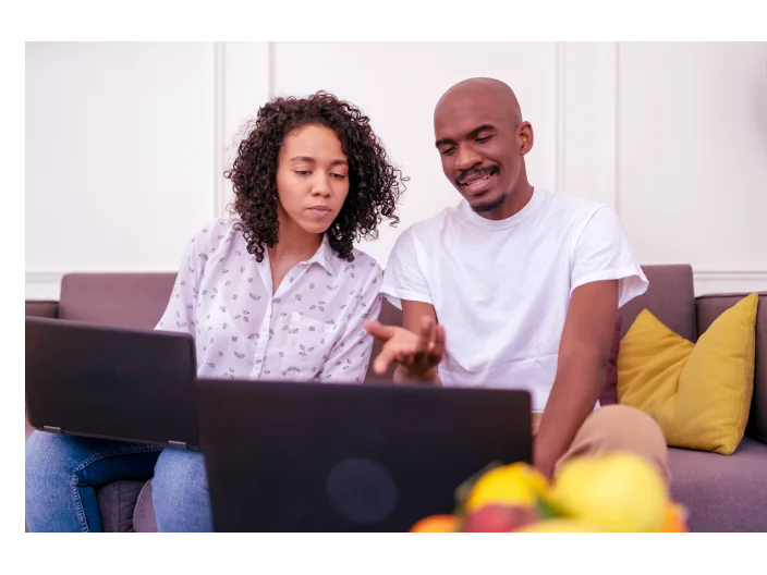 casal procurando saber como investir