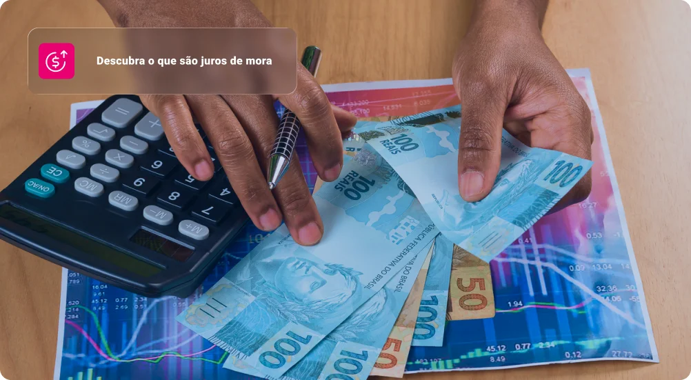 Casal sorridente trabalhando em relatórios e laptop em casa.