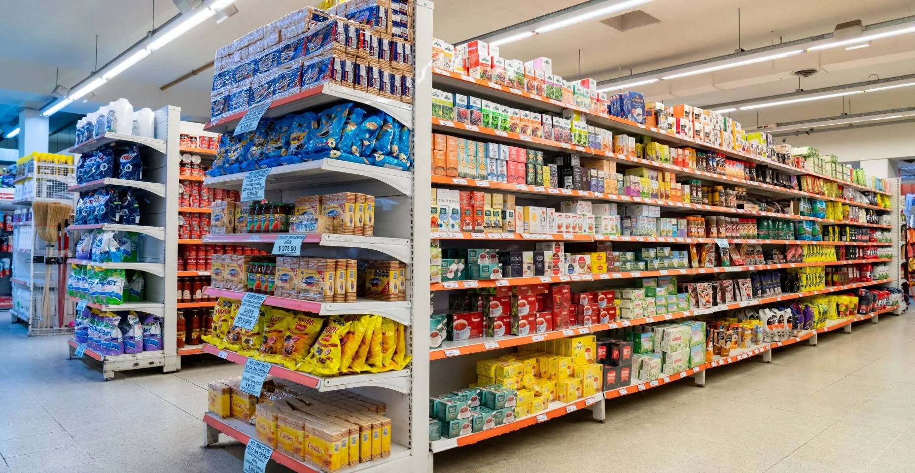 Mulher com uma lista de compras no supermercado fazendo o melhor custo beneficio seguindo o artigo do serasa