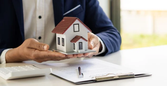 Escritórios imobiliários, agentes de vendas de casas, trabalham com papelada e calculam juros. Impostos e Lucros sobre Investimentos Imobiliários e Compra de Casas