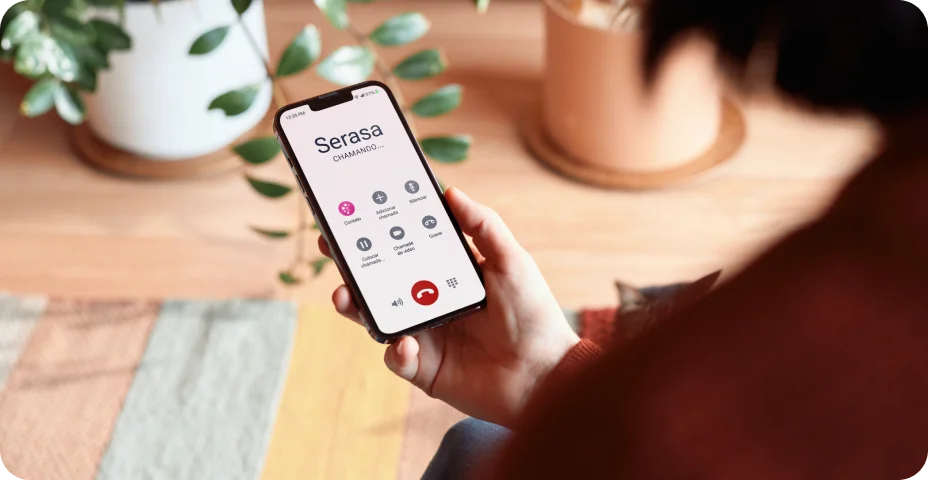 mulher segurando smartphone com tela personalizável em casa