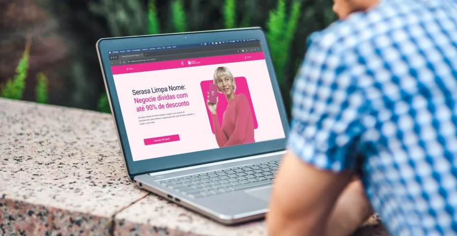 homem no notebook com o site do serasa aberto