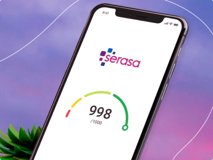 foto de um celular com o Serasa Score