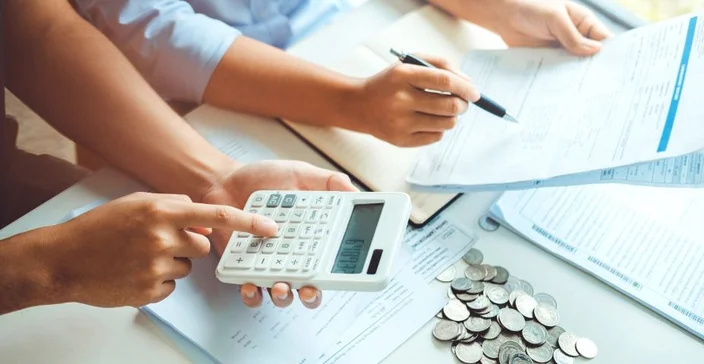 Pares que usam a calculadora contabilidade cálculo custo econômico contas com dinheiro pilha passo crescimento crescente economia de dinheiro em casa, conceito de finanças