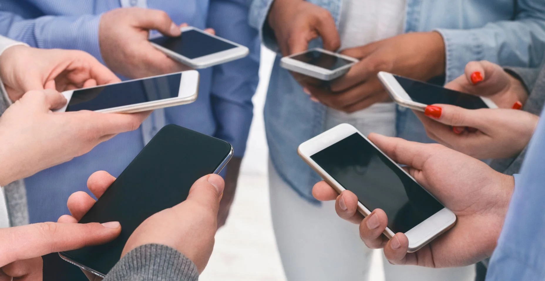 Closeup de diversas pessoas em círculo segurando smartphones