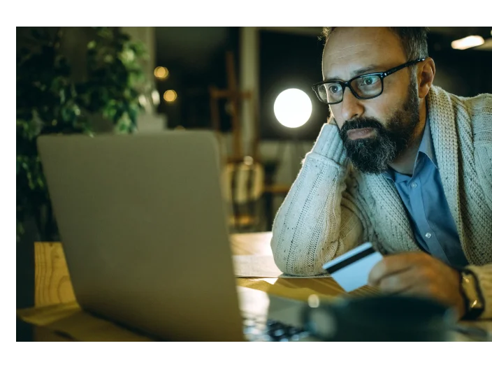 homem procurando saber sobre estorno do cartão de credito