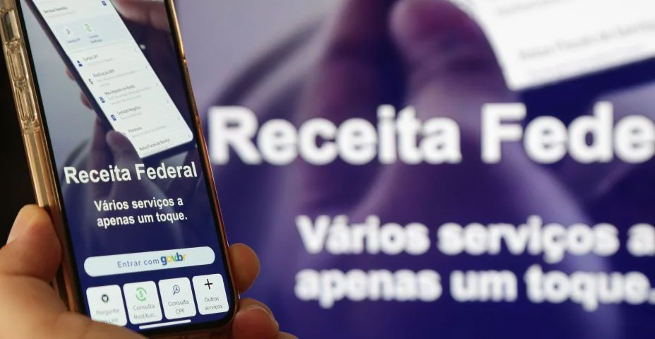Aplicativo da Receita Federal Pix não terá cobrança de imposto com fundo da tela de um celular azul.