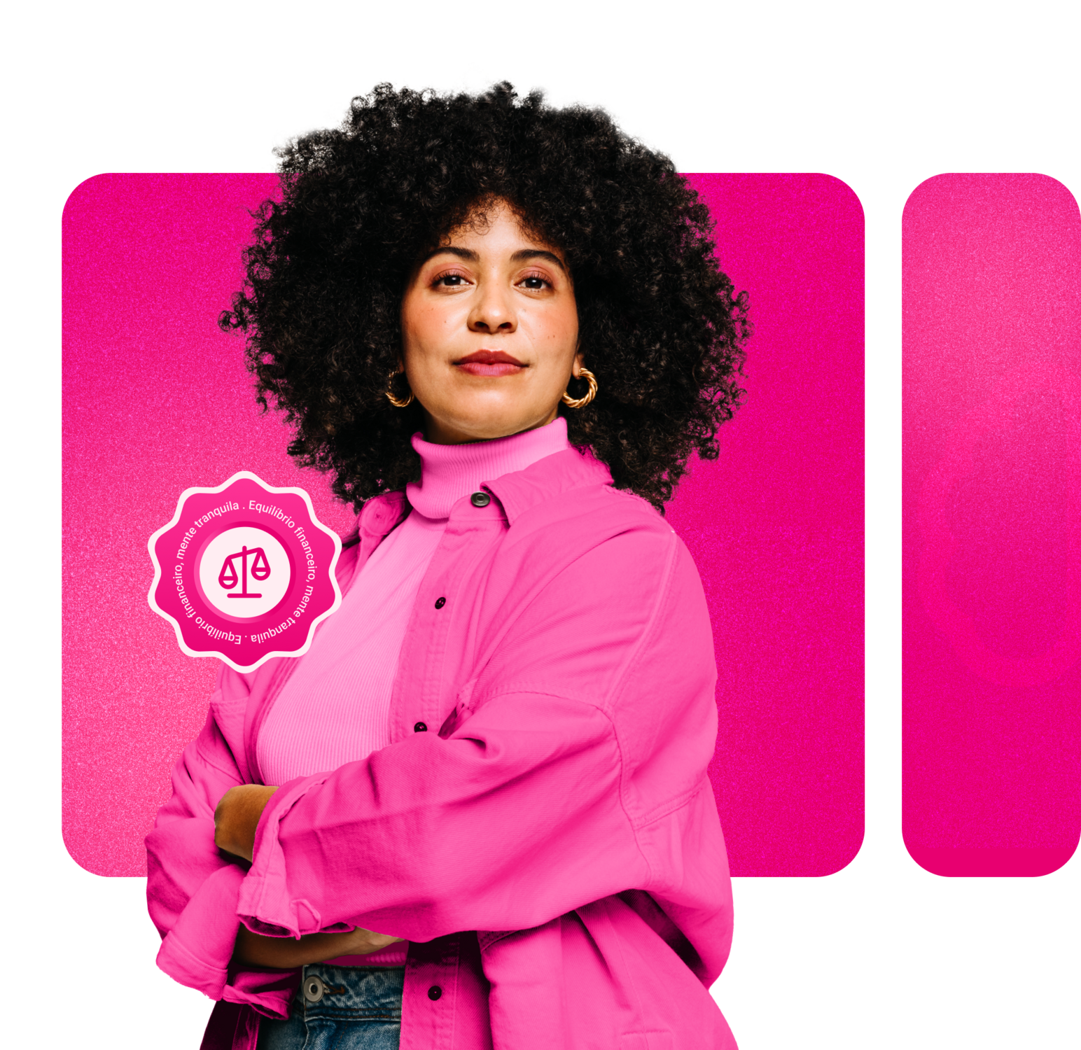 Mulher com expressão neutra vestindo roupas cor-de-rosa