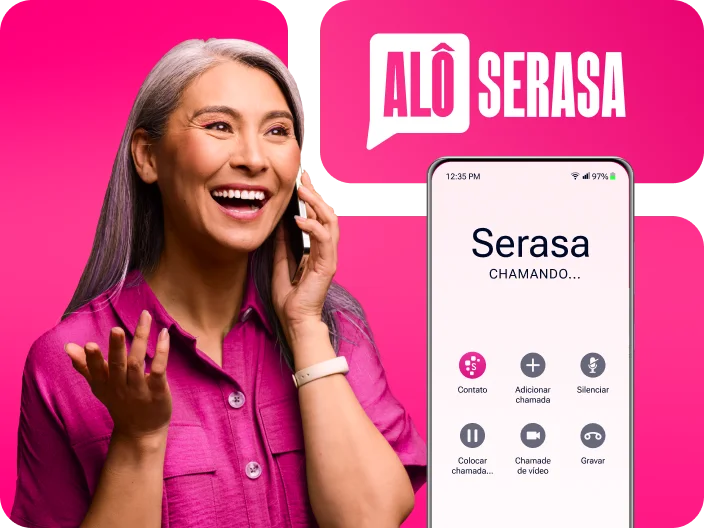 Mulher branca, de cabelos lisos falando ao telefone
