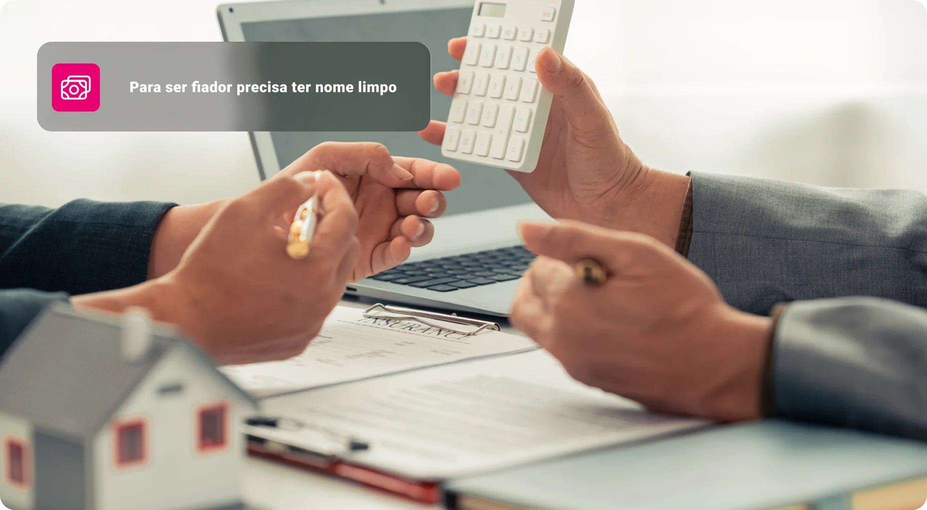 O agente imobiliário discutiu os termos do contrato de compra do imóvel e pediu ao cliente que assinasse o documento para formalizar o contrato legalmente.