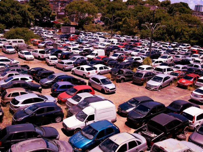 Estacionamento cheio de carros