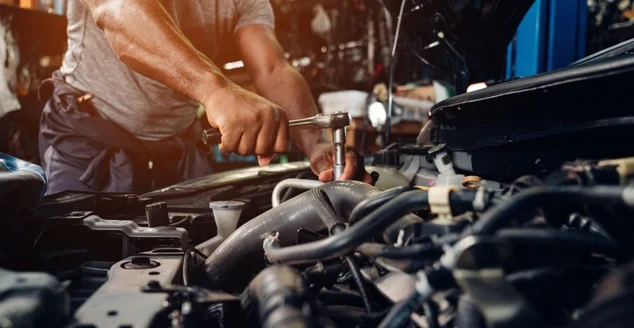 Mecânico de automóveis são reparação e manutenção de motor de automóvel é problemas na oficina de reparação de automóveis.