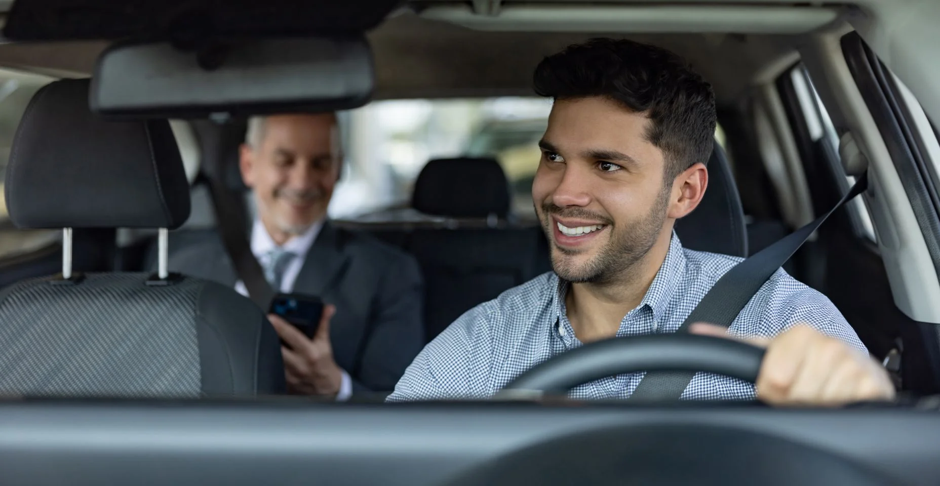 Motorista transportando um homem de negócios em um táxi de crowdsourcing