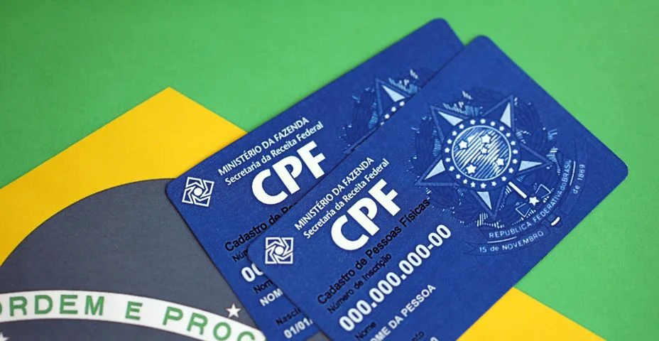 Modelo de documento de cartão CPF azul. O documento garante autenticidade e integridade na comunicação eletrônica entre pessoas no Brasil. Cadastro de Pessoa Física