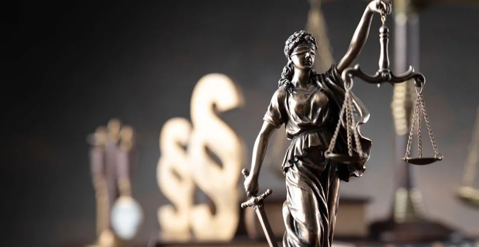 Escritório de advocacia. Composição dos símbolos da lei: martelo do juiz, escultura Themis, sinal de parágrafo e escala.