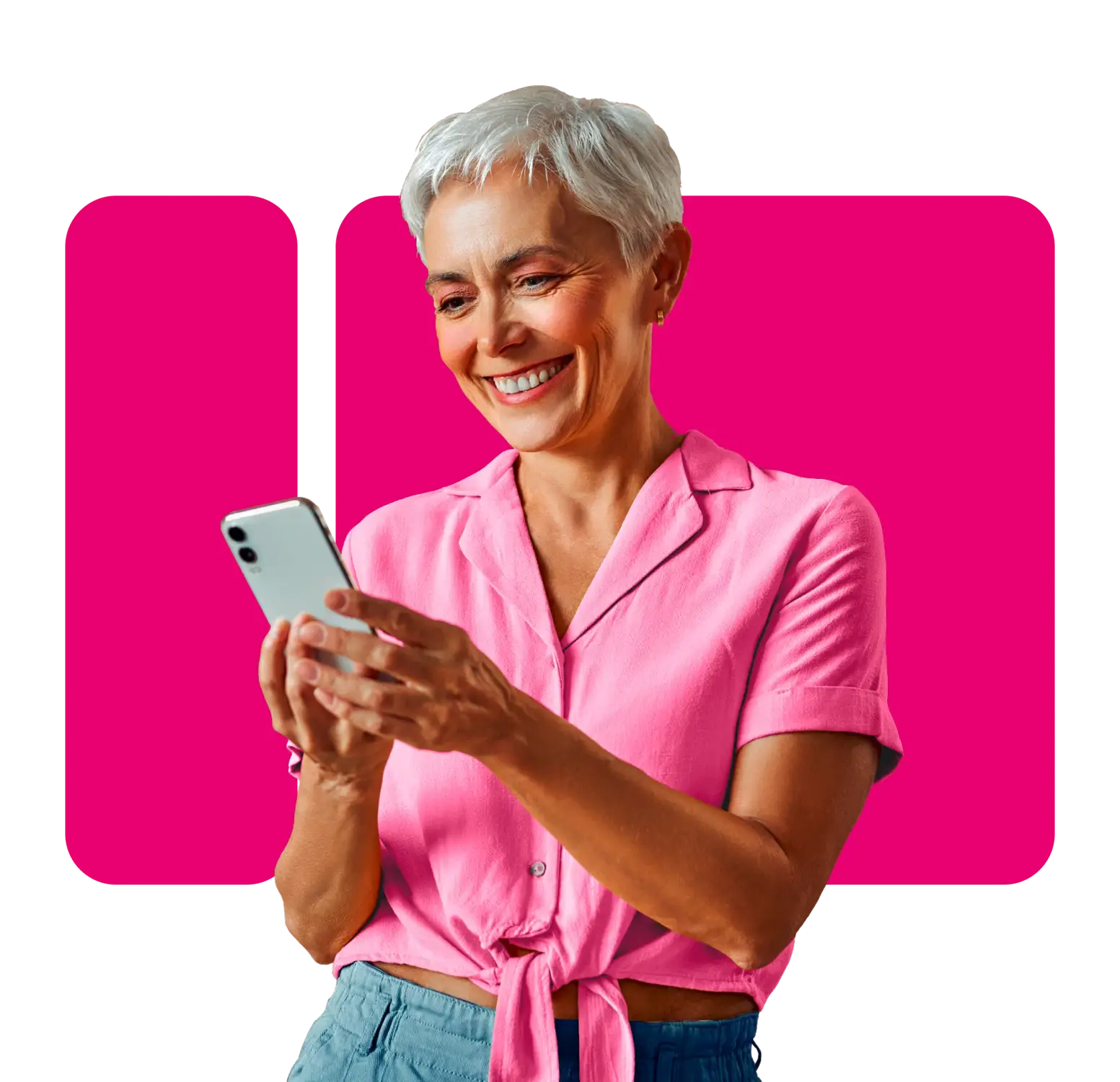 Mulher usando blusa rosa com o celular na mão consultando o CPF na Serasa