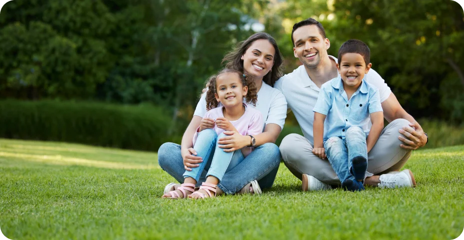 Crianças, retrato ou família feliz na natureza, com amor, carinho ou sorriso na grama para se unirem nas férias. Pais relaxam e pai no jardim com filhos, mãe ou filha em férias ao ar livre.
