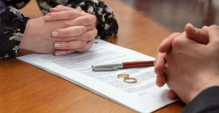 Aliança de casamento e acordo na mesa do escritório do advogado