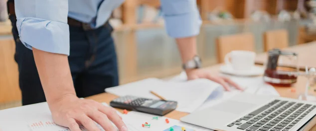 Homem verificando o fluxo de caixa de sua empresa