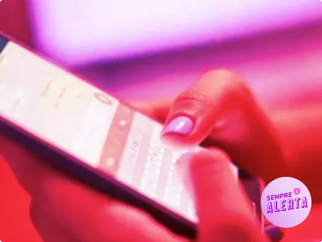 Utilizando o celular e ficando atento ao golpe do contato quente ao ler o artigo da Serasa