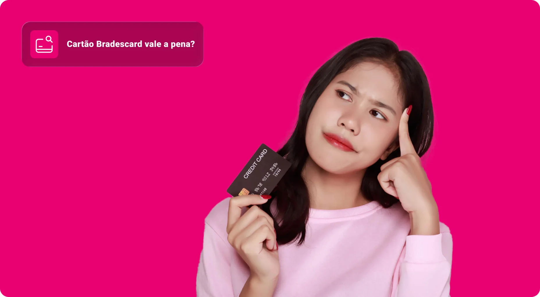 Mulher asiática está parecendo pensativa enquanto segura um cartão de crédito em sua mão, Jovem mulher posa sozinha contra um fundo rosa claro, Sentindo algum estresse sobre cartões de crédito.