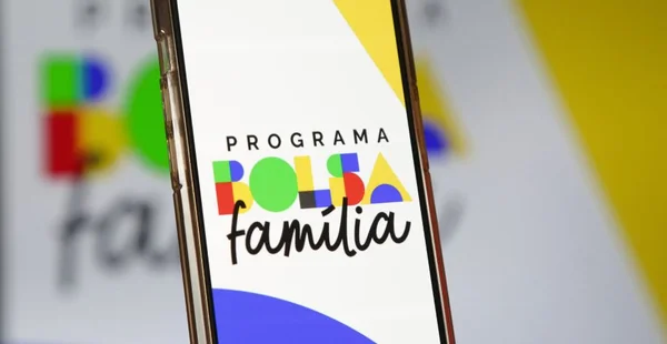 A nova versão do aplicativo Bolsa Família já está disponível para download com fundo vibrante e colorido.