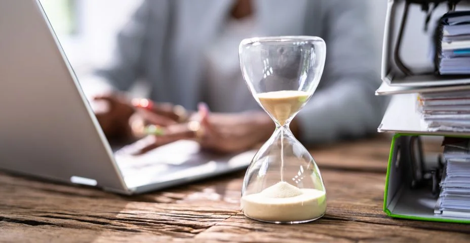 Mulher contadora negra trabalhando com fatura