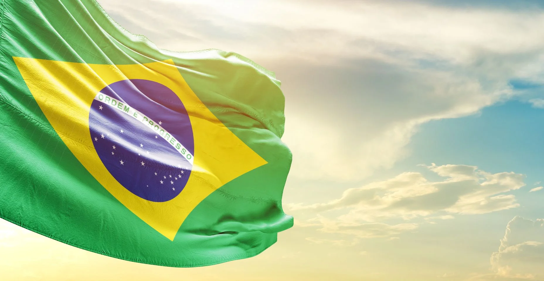 Bandeira do Brasil fecha com iluminação atmosférica
