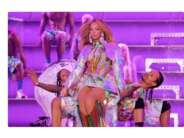 Beyoncé no palco de sua nova Word Tour renaissance