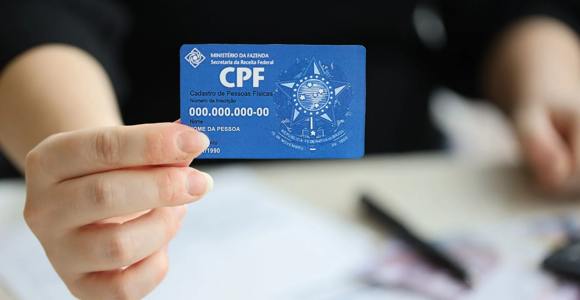 Modelo de documento de cartão CPF azul. O documento garante autenticidade e integridade na comunicação eletrônica entre pessoas no Brasil. Cadastro de Pessoa Física