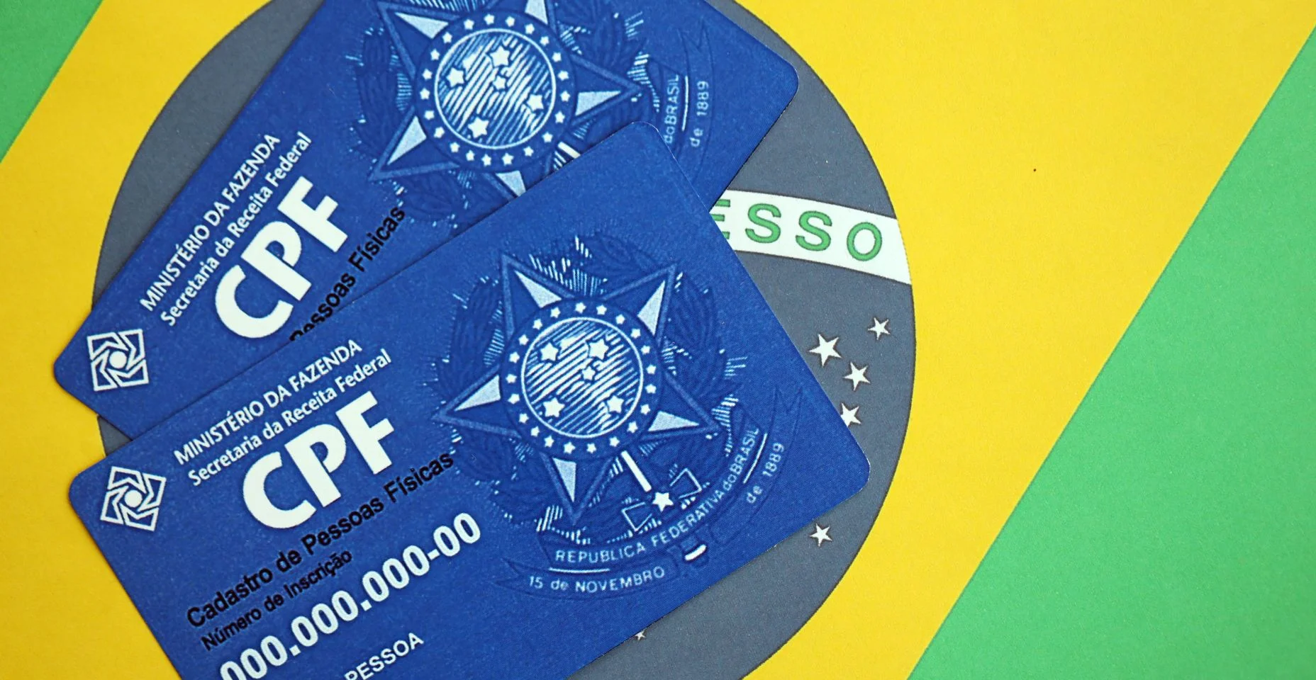 Modelo de documento de cartão CPF azul. O documento garante autenticidade e integridade na comunicação eletrônica entre pessoas no Brasil. Cadastro de Pessoa Física