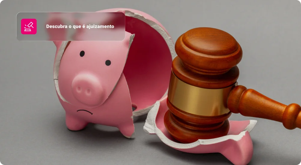 Cofrinho quebrado e martelo juiz