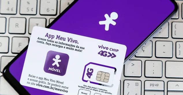 Chip do logotipo Vivo 4G no cartão. Sistema de comunicação telefônica