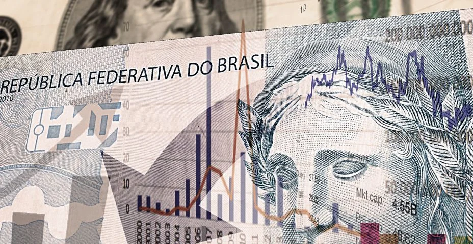 Cédulas monetárias do Brasil, Real Brasileiro. Cento, cinquenta, vinte, dez, cinco e dois reais notas. Enfileirado. Conceito de economia.