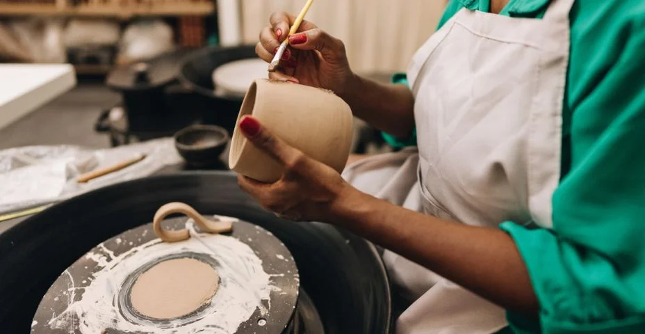 Close-up de uma mulher fazendo um produto artesanal de cerâmica