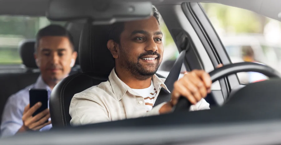 conceito de transporte, veículo e pessoas - motorista indiano sorridente feliz dirigindo carro com passageiro