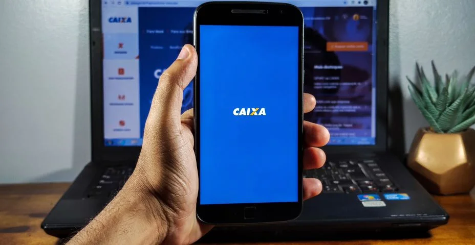 Nesta ilustração fotográfica o logotipo do aplicativo Caixa Econômica Federal é exibido em um smartphone.