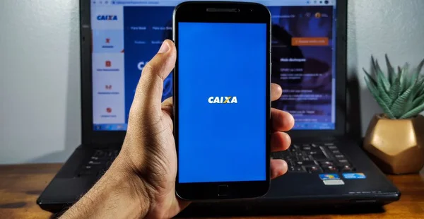 Nesta ilustração fotográfica o logotipo do aplicativo Caixa Econômica Federal é exibido em um smartphone.